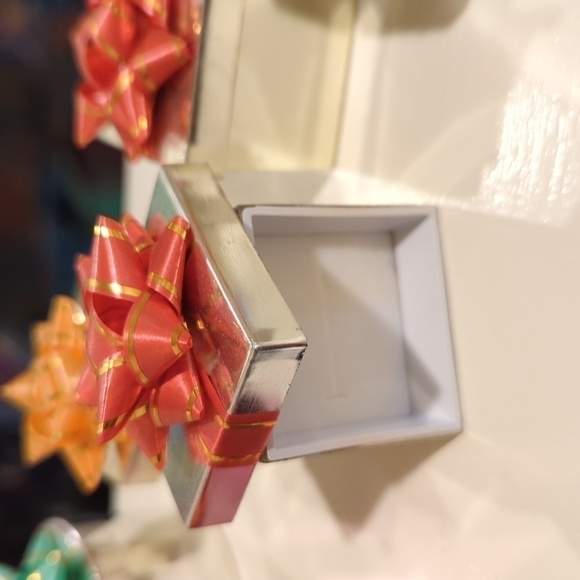 10 adorable tiny ring boxes in gold, pink, and silver with colored bows on top. - Picture 5 of 5